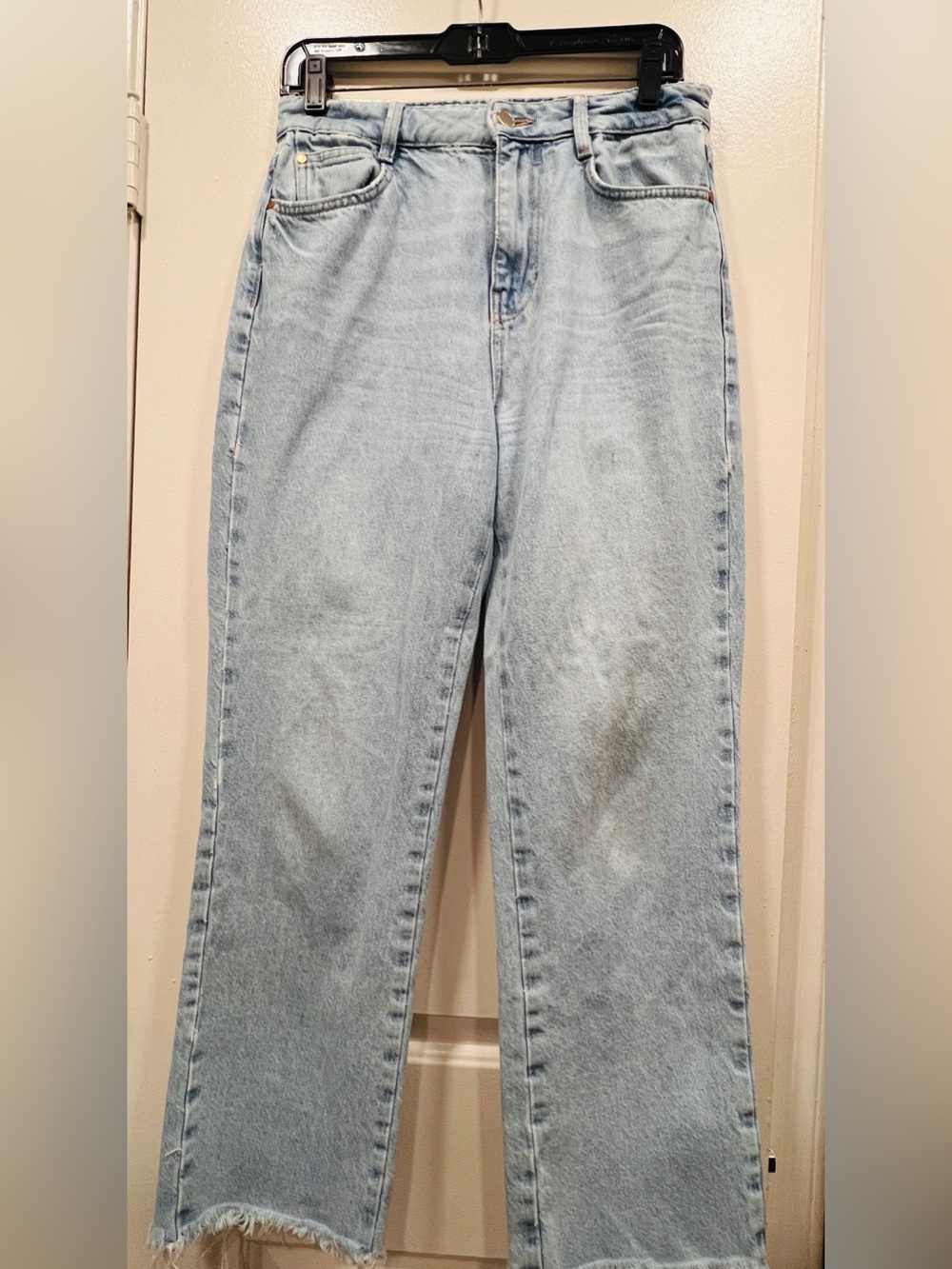 ZARA Light Wash distressed Straight Leg Jeans Raw Hem Size 6 (EU 38)